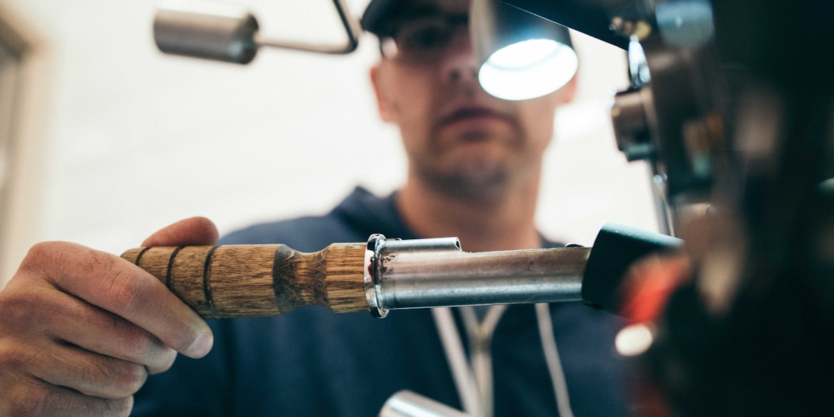 年轻人在城市街道跑步运动充满活力的场景