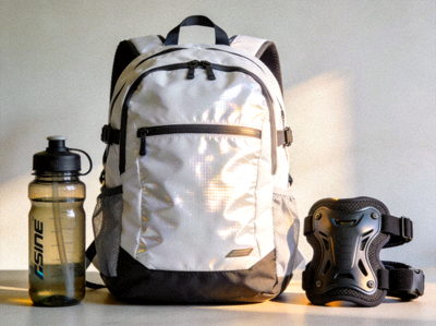 运动水壶、背包和防护配件组合展示